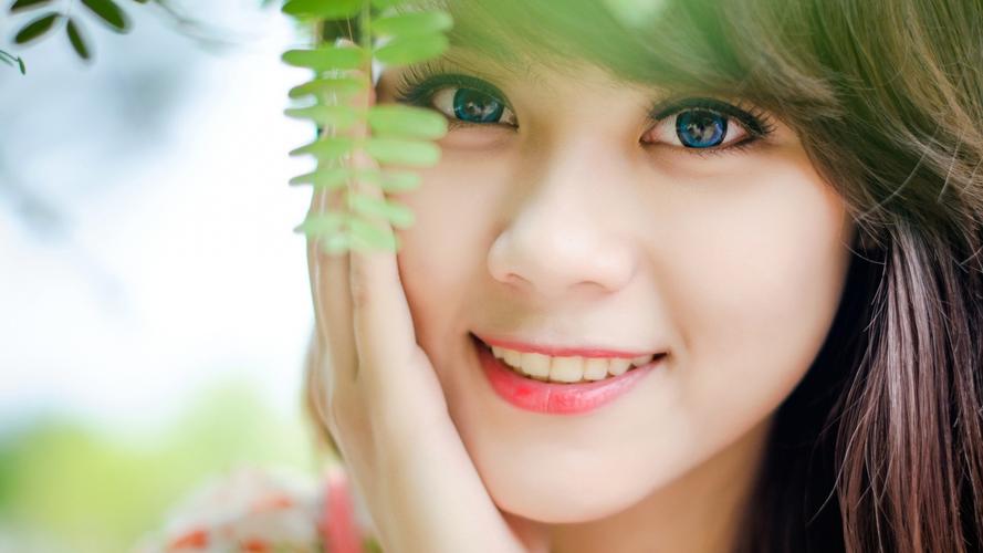 SUV悬在山坡两人危在旦夕 十几人拉绳作保险